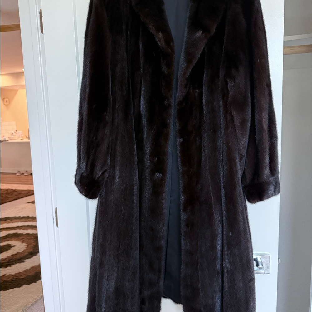 Elegant Dark Brown Women's Mink Coat size 8